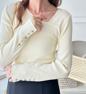 GeeRA（ジーラ）の「アシメネック袖ボタン付リブニット（ニット・セーター）」｜オフホワイト