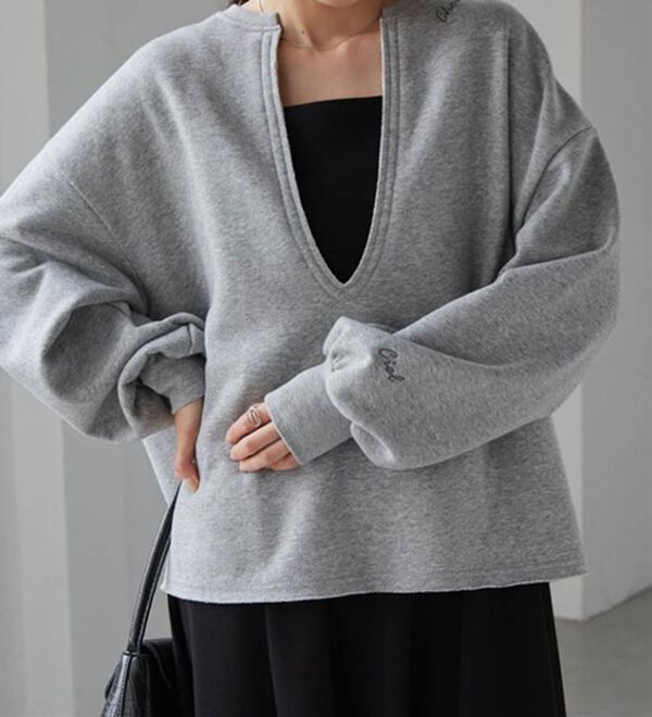 RANAN（ラナン）の「裏起毛Ｖネックロゴ刺しゅうスウェット（トレーナー・スウェット）」｜詳細画像