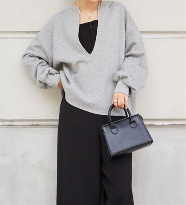 RANAN（ラナン）の「裏起毛Ｖネックロゴ刺しゅうスウェット（トレーナー・スウェット）」｜詳細画像