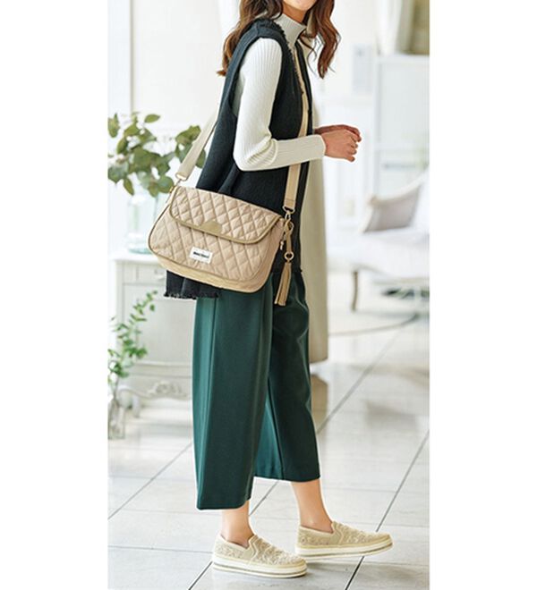 BELLUNA（ベルーナ）の「星柄刺しゅうスニーカー（スリッポン）」｜詳細画像