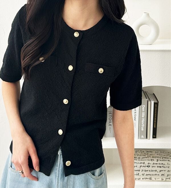 GeeRA（ジーラ）の「ゴールドボタンニットカーデ（ニットカーディガン）」｜ブラック