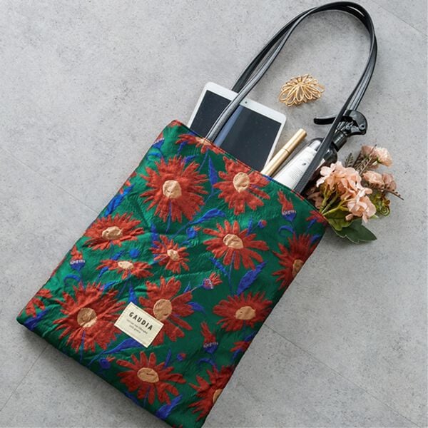 iellio（イエリオ）の「テクスチュールトート＜トートバッグ・バッグ・Ａ４サイズ対応＞（トートバッグ）」｜レッド