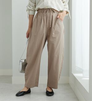BELLUNA（ベルーナ）の「綿スラブ素材タックデザインコクーンパンツ（フルレングスパンツ）」｜グレージュ