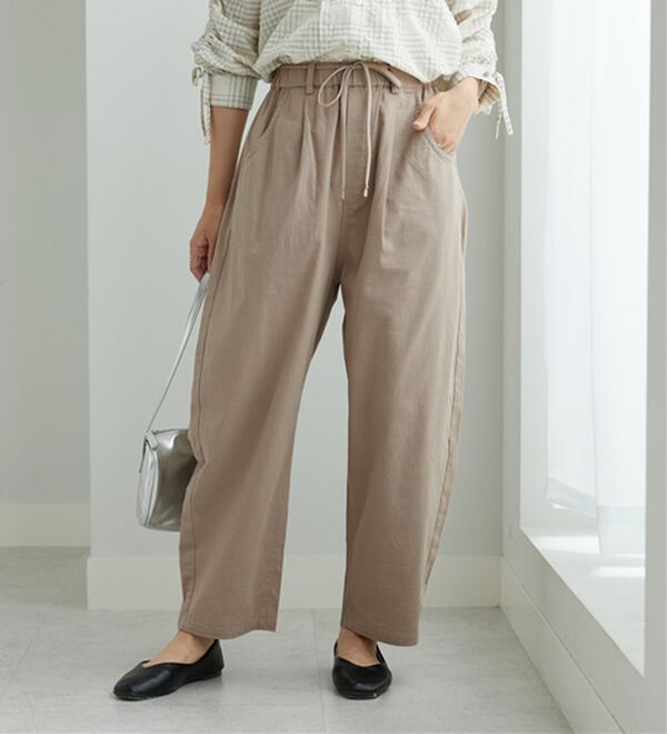 BELLUNA（ベルーナ）の「綿スラブ素材タックデザインコクーンパンツ（フルレングスパンツ）」｜グレージュ