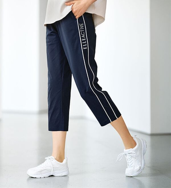 BELLUNA（ベルーナ）の「＜ＥＬＬＥ　Ａｃｔｉｖｅ＞綿タッチ素材クロップド丈ジャージパンツ（その他パンツ）」｜ネイビー