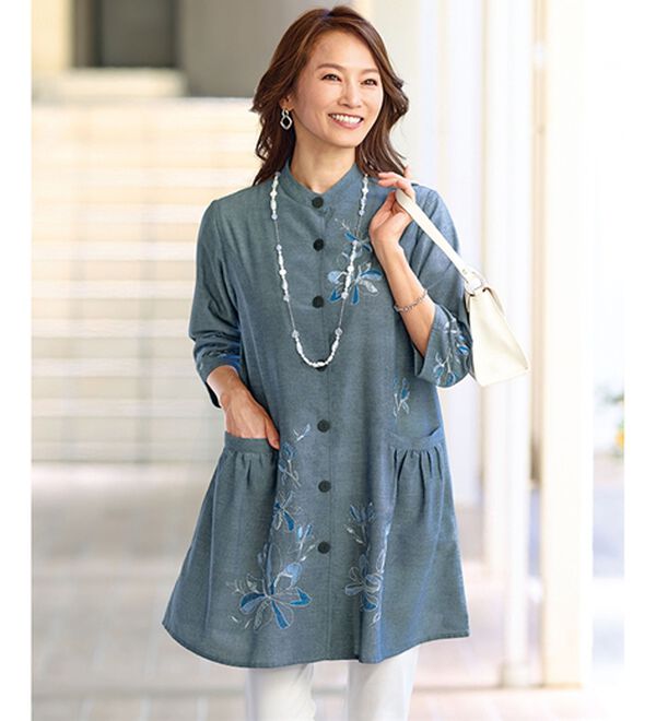 BELLUNA（ベルーナ）の「綿１００％シャンブレー素材刺しゅうオーバーブラウス（チュニック）」｜ネイビー系