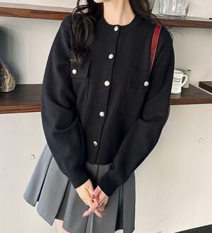 GeeRA（ジーラ）の「ロングシーズン使える！ゴールド調ボタンニットカーデ（ニットカーディガン）」｜ブラック