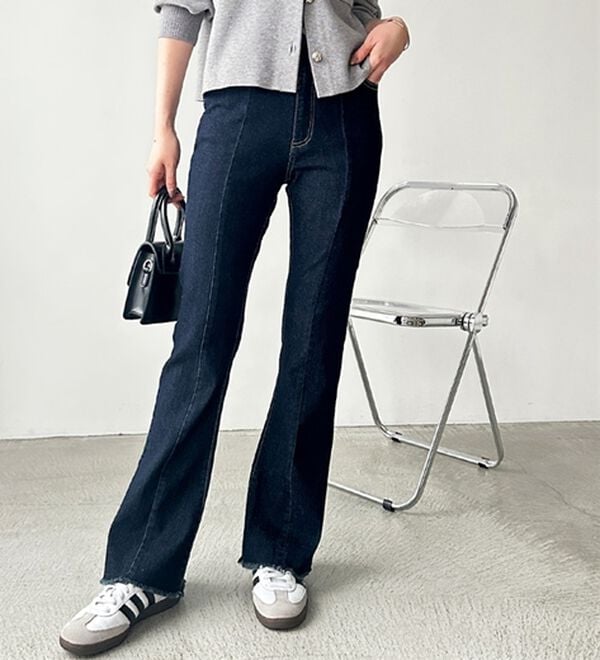 GeeRA（ジーラ）の「センターシームフレアデニムパンツ（フルレングスパンツ）」｜詳細画像