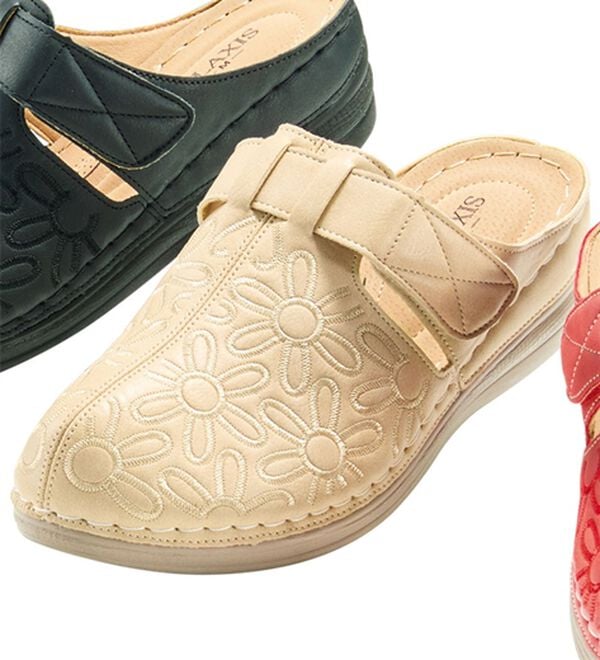 BELLUNA（ベルーナ）の「刺しゅうデザイン柔らかソールミュール（サンダル・ミュール）」｜ベージュ