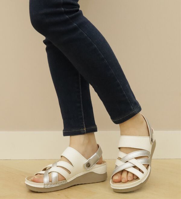 BELLUNA（ベルーナ）の「レザー調クロスデザイン２ＷＡＹサンダル（サンダル・ミュール）」｜詳細画像