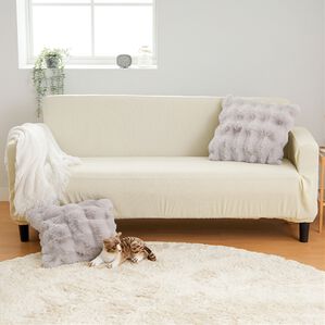 iellio（イエリオ）の「はっ水ひっかかりにくいソファカバー＜ｗｉｔｈＰｅｔ＞＜キズ汚れの目隠し・撥水・のびのび・ソファーカバー＞（ソファーカバー）」｜アイボリー（抗菌防臭機能付）