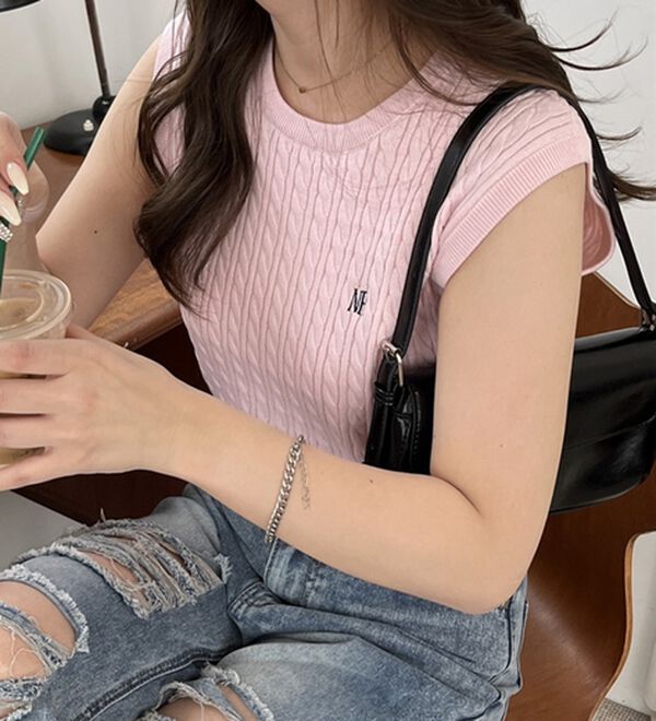 GeeRA（ジーラ）の「ケーブル編み刺しゅうノースリニット（ベスト）」｜詳細画像