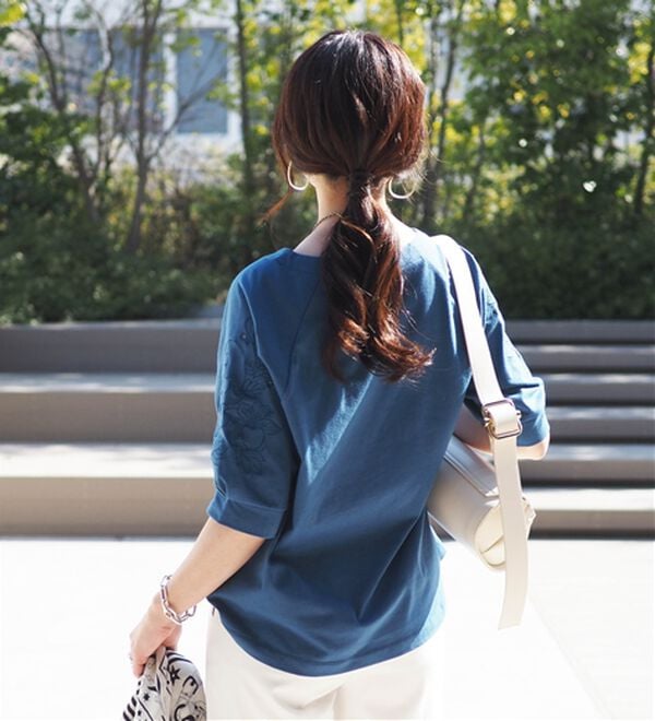 BELLUNA（ベルーナ）の「袖刺しゅうデザインＶネックプルオーバー（カットソー）」｜詳細画像