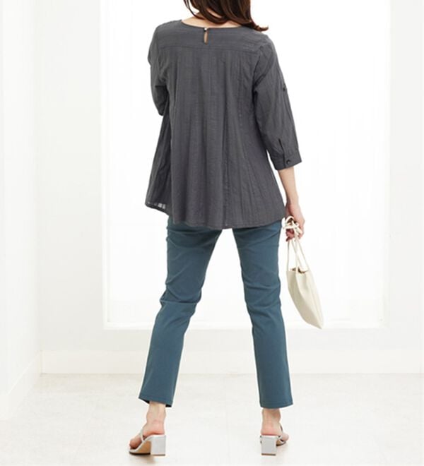 BELLUNA（ベルーナ）の「【店舗・ネット限定】シャドーストライプ素材タック使いブラウス（ブラウス）」｜詳細画像