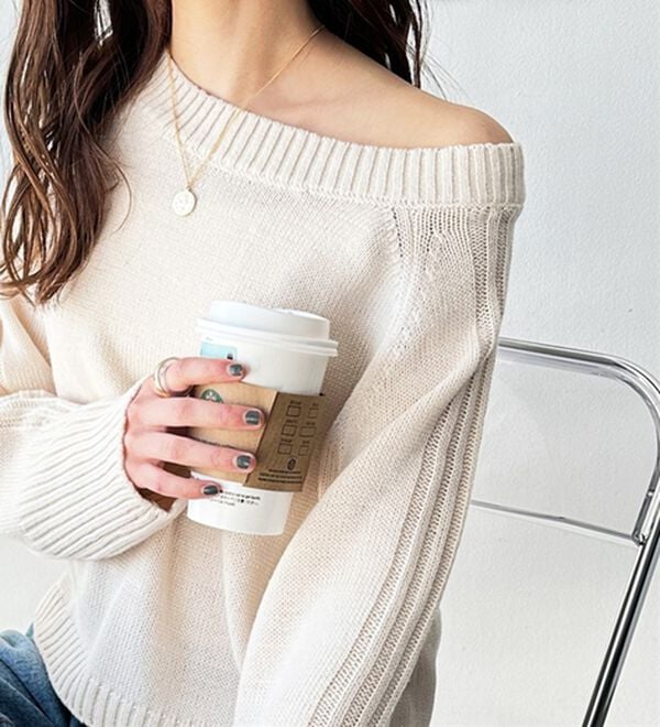 GeeRA（ジーラ）の「ショート丈オフショルニット（ニット・セーター）」｜詳細画像