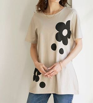 BELLUNA（ベルーナ）の「ひんやリッチコットン大人のプリントロング丈Ｔシャツ（カットソー）」｜大花柄ベージュ