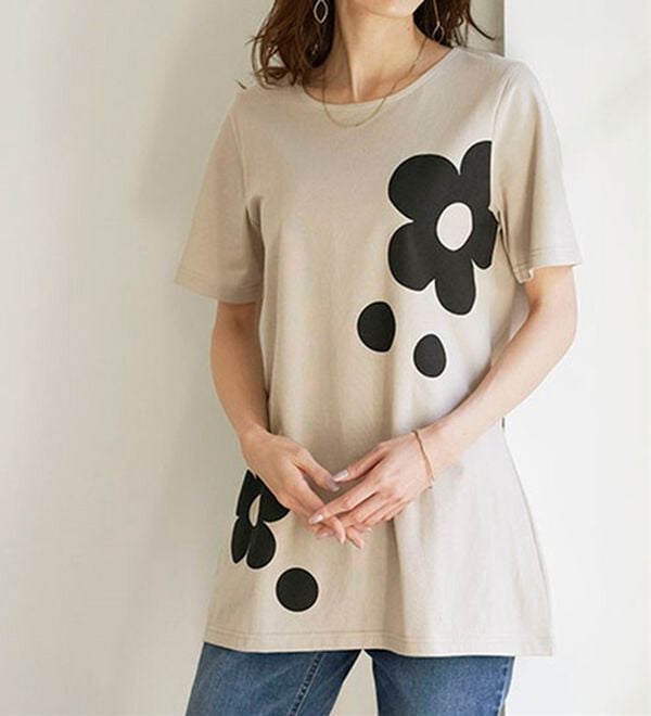 BELLUNA（ベルーナ）の「ひんやリッチコットン大人のプリントロング丈Ｔシャツ（カットソー）」｜大花柄ベージュ