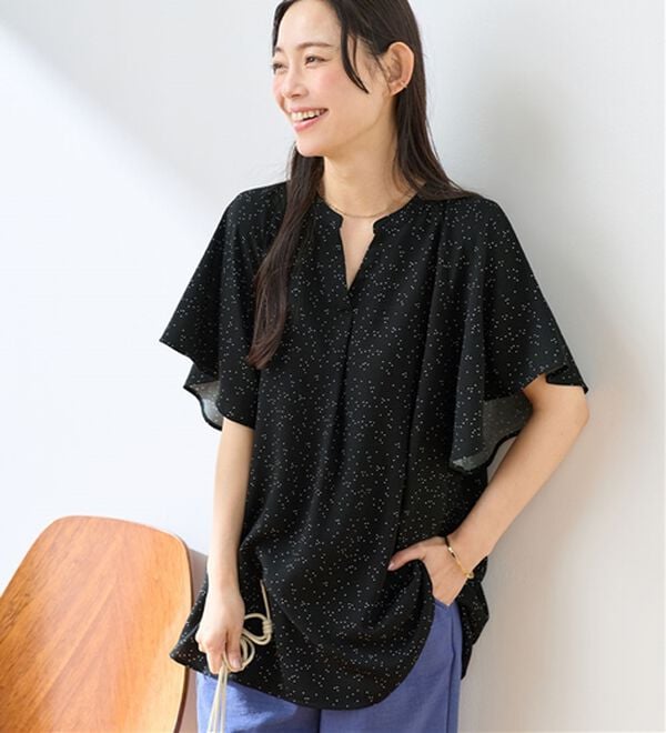 Viola e Viola（ヴィオラ エ ヴィオラ）の「【選べる２丈】さらっと涼感フレアスリーブブラウス（ブラウス）」｜ブラックドット／チュニック