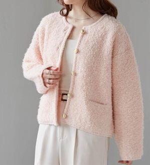 RANAN（ラナン）の「ゴールド調ボタンループ編みニットジャケット（ニットカーディガン）」｜ピンク