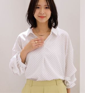 BELLUNA（ベルーナ）の「袖タックデザインスキッパーシャツ（ブラウス）」｜オフ白ドット
