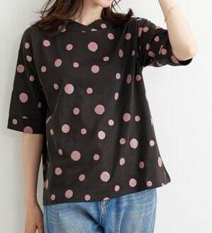 BELLUNA（ベルーナ）の「ランダムドット柄ワイドネックプルオーバー（カットソー）」｜チャコール&times;ピンク