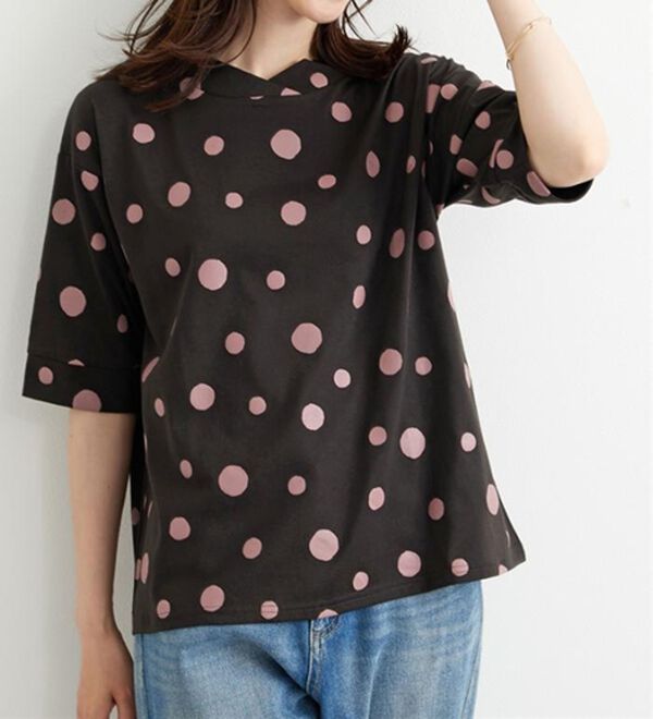 BELLUNA（ベルーナ）の「ランダムドット柄ワイドネックプルオーバー（カットソー）」｜チャコール&times;ピンク