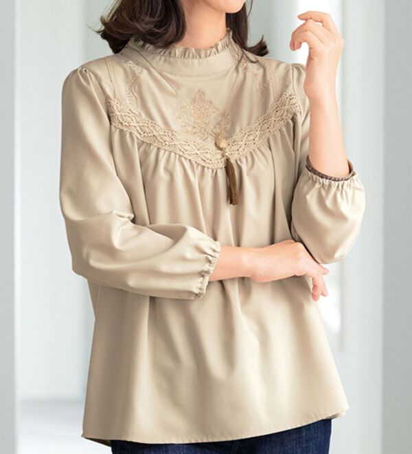 首元フリルの刺しゅうブラウス - ベルーナ【公式】