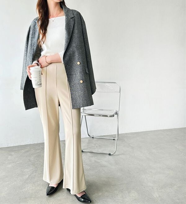 GeeRA（ジーラ）の「センターラインセミフレアカットパンツ（フルレングスパンツ）」｜詳細画像