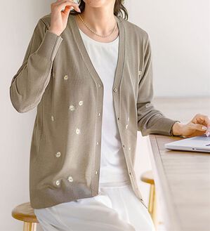 BELLUNA（ベルーナ）の「花柄刺しゅうニットカーディガン（ニットカーディガン）」｜グレージュ
