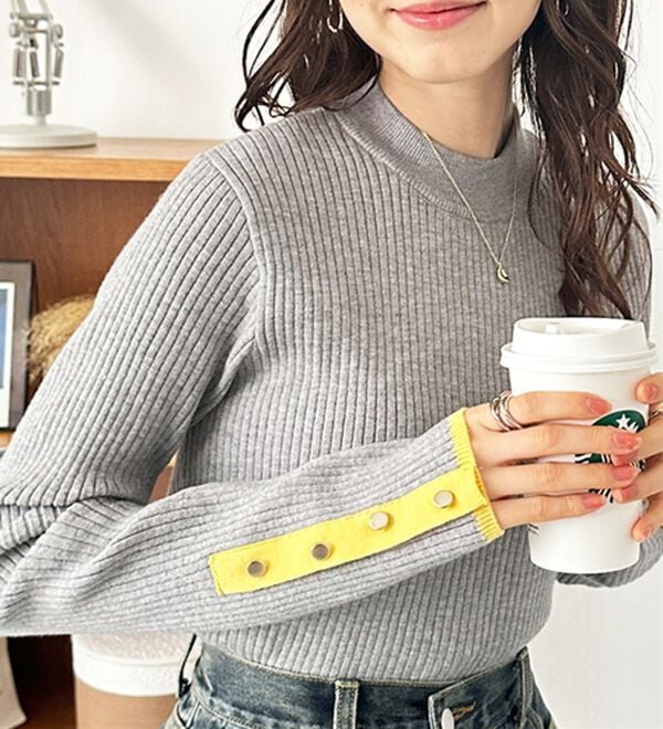 GeeRA（ジーラ）の「袖口ボタン配色ハイネックリブニット（ニット・セーター）」｜詳細画像