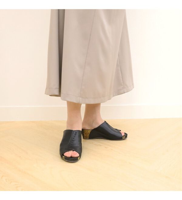 BELLUNA（ベルーナ）の「牛革柔らかフットベットウェッジサンダル（サンダル・ミュール）」｜詳細画像