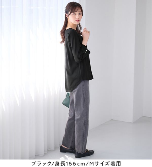 alotta（アロッタ）の「【８分袖新登場！】柔らか綿混素材パール調ボタンＴシャツ（カットソー）」｜詳細画像