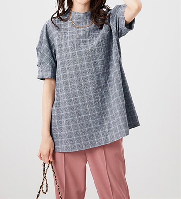 BELLUNA（ベルーナ）の「サッカー素材後ろボタンデザインブラウス（ブラウス）」｜詳細画像