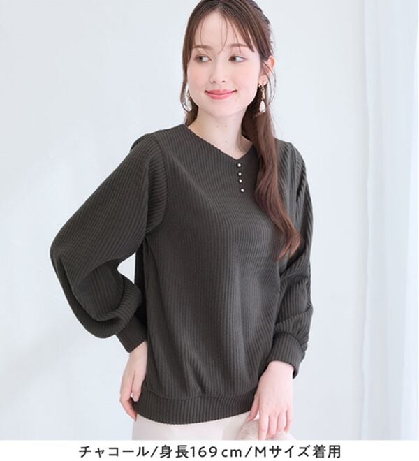 alotta（アロッタ）の「ふんわりリブニットソー金ボタントップス（カットソー）」｜詳細画像
