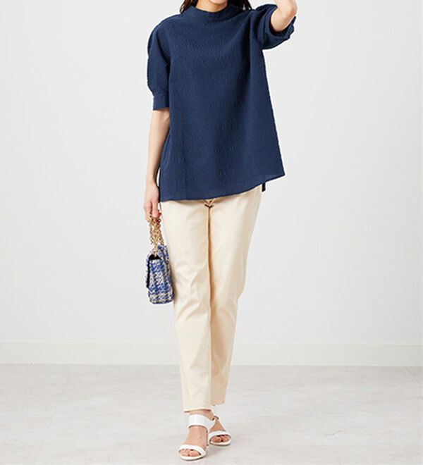 BELLUNA（ベルーナ）の「サッカー素材後ろボタンデザインブラウス（ブラウス）」｜詳細画像