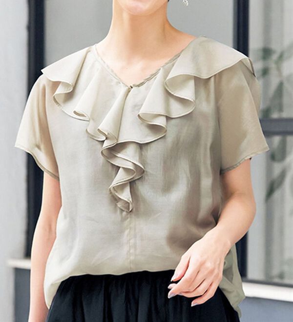 VINNO（ヴィノ）の「シャイニーローンラッフル衿ブラウス（ブラウス）」｜グレージュ