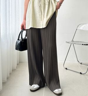 GeeRA（ジーラ）の「セルフカットセミワイドプリーツパンツ（フルレングスパンツ）」｜チャコール