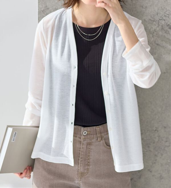 Viola e Viola（ヴィオラ エ ヴィオラ）の「ＶネックベーシックＵＶカーディガン（ニットカーディガン）」｜オフホワイト