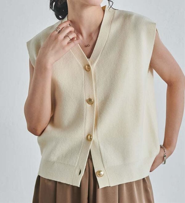 RANAN（ラナン）の「【ムースタッチ】洗える！ゴールド調ボタンニットベスト（ベスト）」｜詳細画像