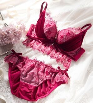 YU'NOW（ユナウ）の「まる胸メイクのちゅるんブラ＆ショーツ（ブラジャー＆ショーツセット）」｜ボルドー