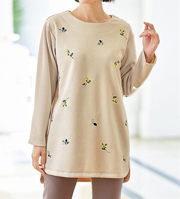 BELLUNA（ベルーナ）の「花柄刺しゅうスエード調チュニック（チュニック）」｜詳細画像