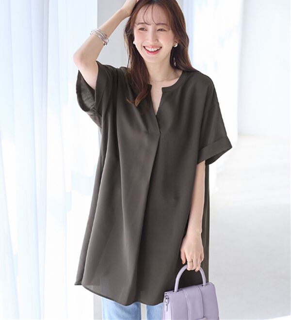 alotta（アロッタ）の「スキッパーとろみブラウスチュニック（ブラウス）」｜チャコール