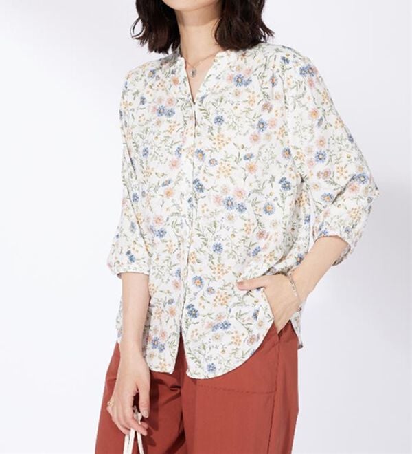 BELLUNA（ベルーナ）の「レーヨン素材ギャザー使いプリントブラウス（ブラウス）」｜アイボリー系花柄
