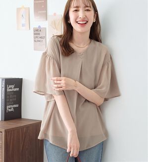 alotta（アロッタ）の「【接触冷感】インナー付フレアー袖タックブラウス（ブラウス）」｜グレージュ