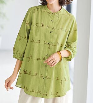 BELLUNA（ベルーナ）の「可愛い猫柄刺しゅうブラウス（チュニック）」｜グリーン