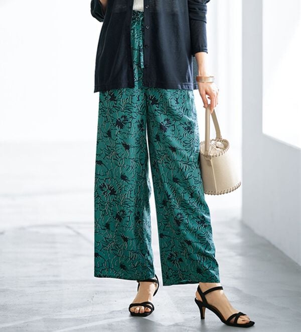 BELLUNA（ベルーナ）の「ヒンヤリ！レーヨン素材プリントワイドパンツ（ワイドパンツ・ガウチョ）」｜グリーン系花柄