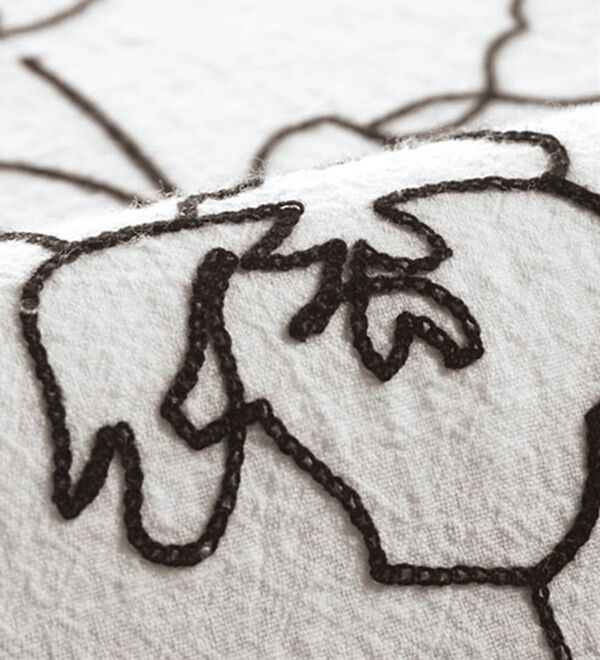 BELLUNA（ベルーナ）の「グラフィック風刺しゅう袖リボンチュニック（チュニック）」｜詳細画像