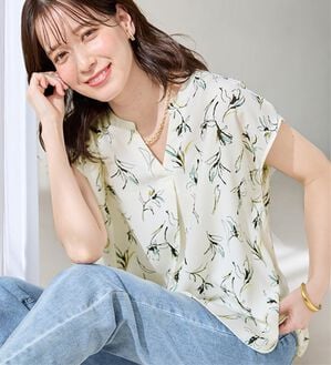 Viola e Viola（ヴィオラ エ ヴィオラ）の「さらさらＥＡＳＹスキッパーフレンチスリーブブラウス（ブラウス）」｜幾何花柄