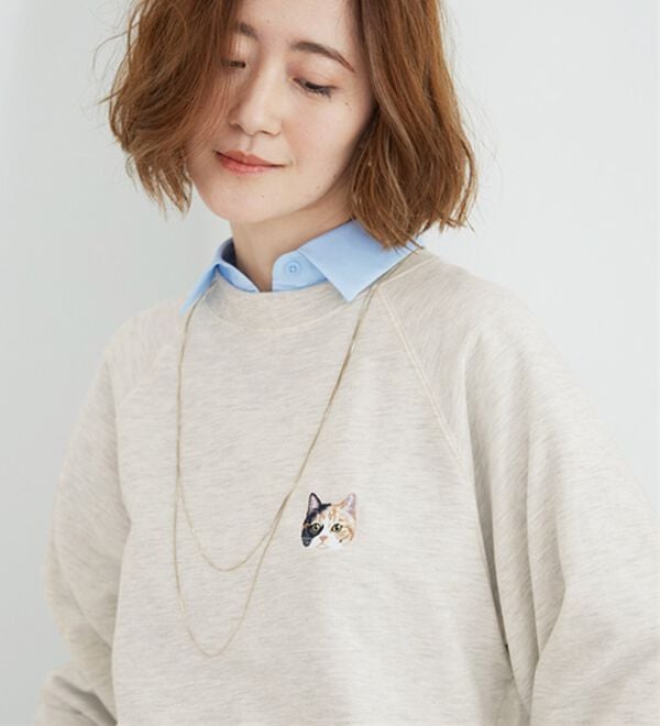 BELLUNA（ベルーナ）の「ワンポイントネコ刺しゅう裏毛プルオーバー（カットソー）」｜詳細画像