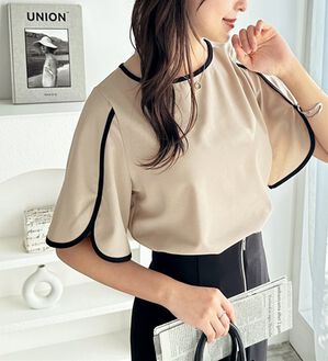 GeeRA（ジーラ）の「スリット入りフレアースリーブＴブラウス（ブラウス）」｜グレージュ&times;ブラック